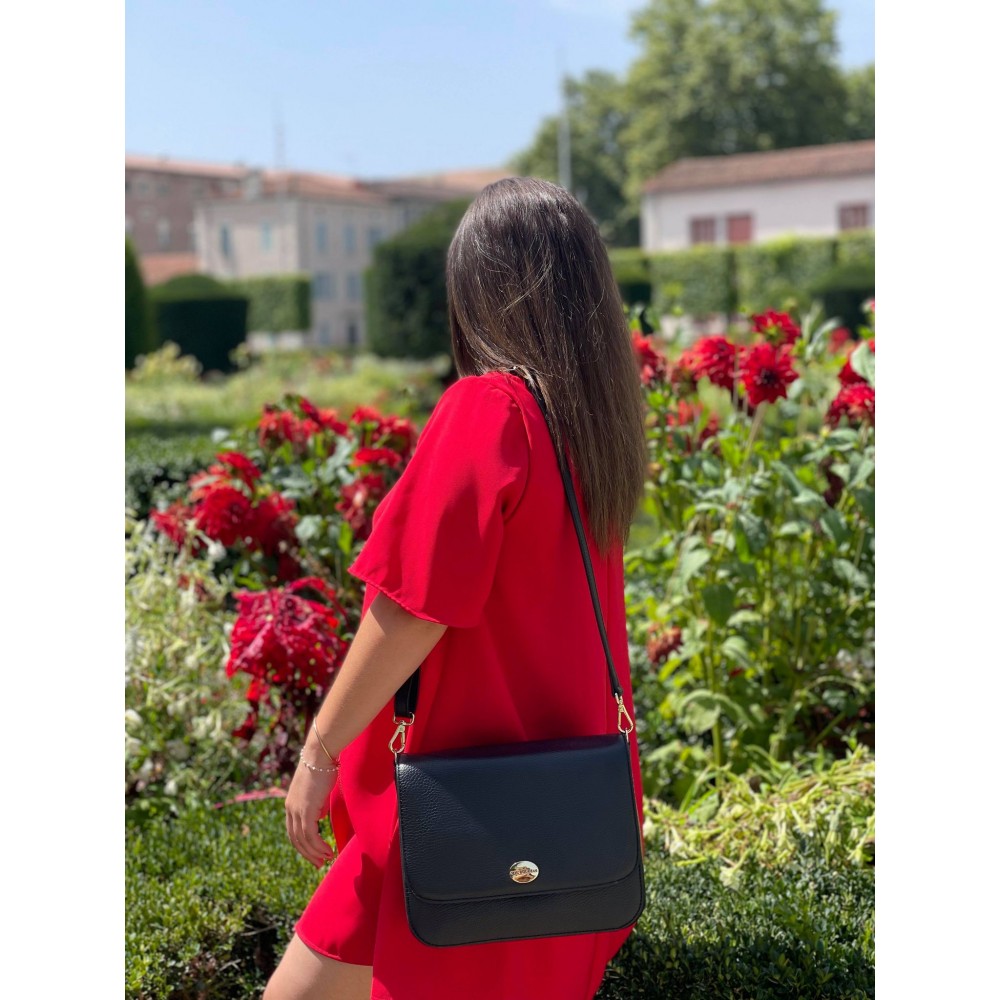 Sac Nirranda procida noir porté par une jeune fille Sac Nirranda procida noir porté par une jeune fille