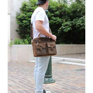 Sacoche pour homme en cuir, vue de face et de près.