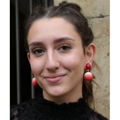 Boucles d'oreilles Francine Bramli Melyana portée par une femme