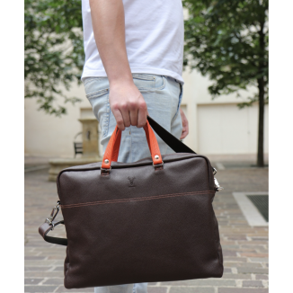 Cartable cuir Frandi pour homme marron et orange, porté par un homme.