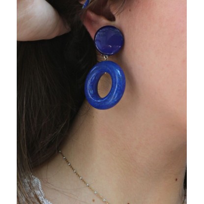 Boucles d'oreilles Francine Bramli bleu porté par une femme