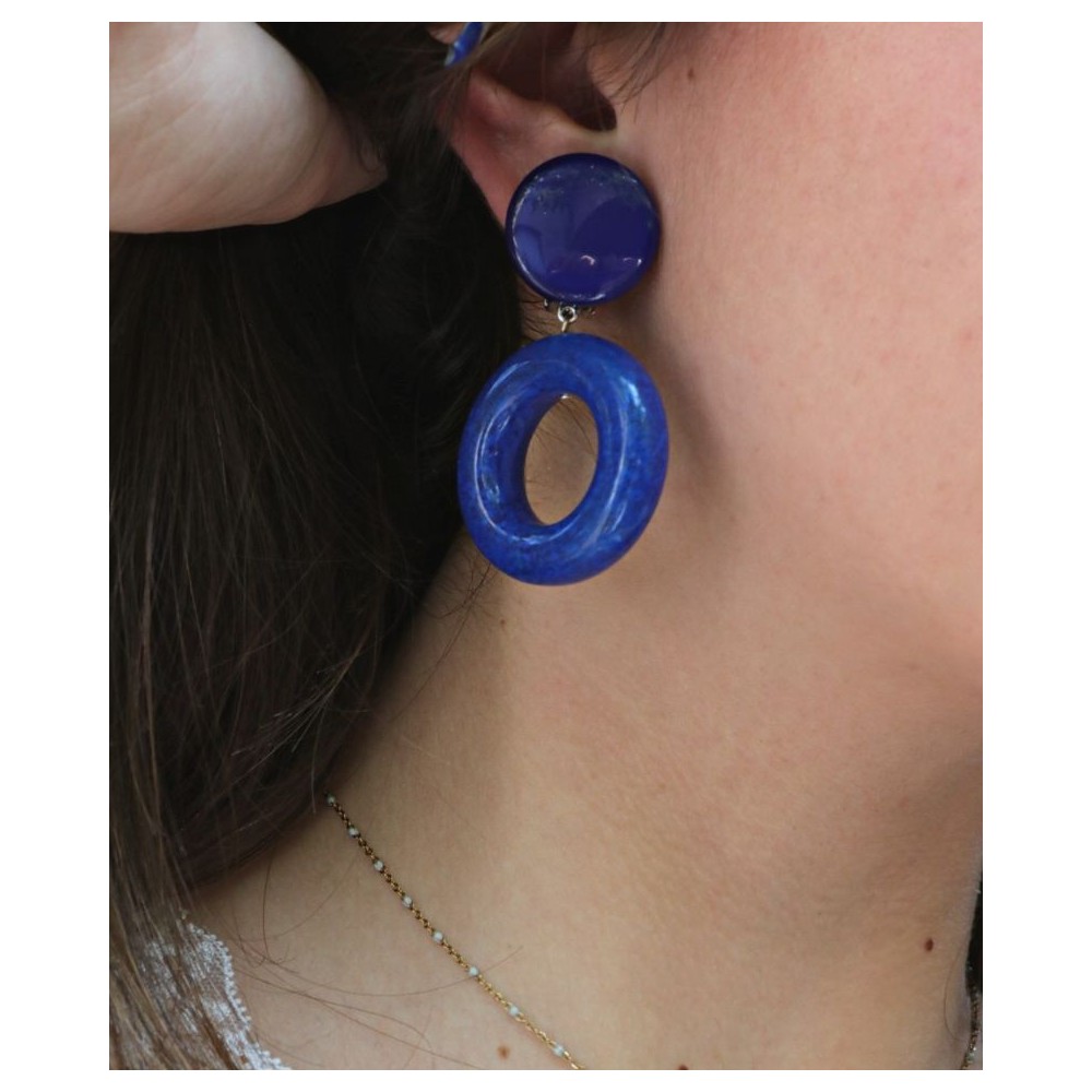 Boucles d'oreilles Francine Bramli bleu porté par une femme