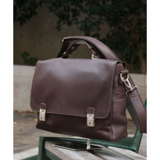 Cartable en cuir Frandi vue de face posé sur un banc