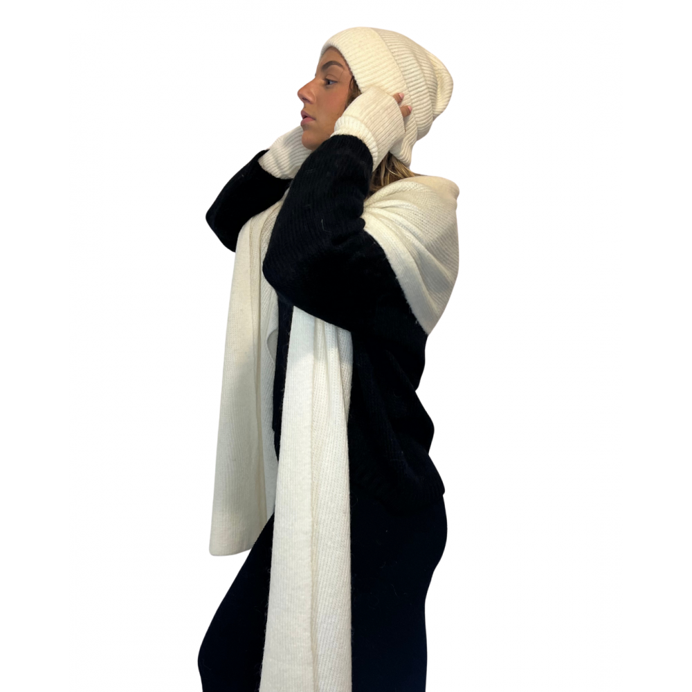 femme vue de profil avec une écharpe de couleur blanche