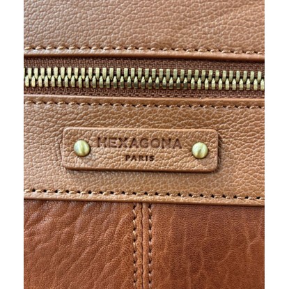 Sac de la marque Hexagona vue de très près avec le monogramme Hexagona Paris