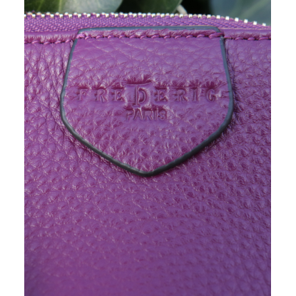 Logo Frederic T de couleur violet vue de très près