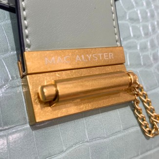 Ouverture du sac Mac Alyster vue de près avec la signature Mac Alyster