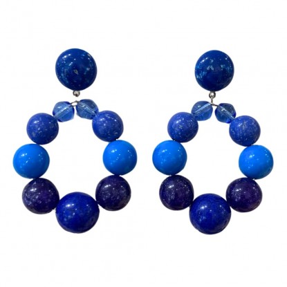 Boucles d'oreilles Francine Bramli avec des perles de couleur bleu vue de face avec un fond blanc