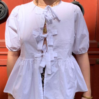 Blouse longue Flavie à trois noeuds de couleur blanc vue de face et portée