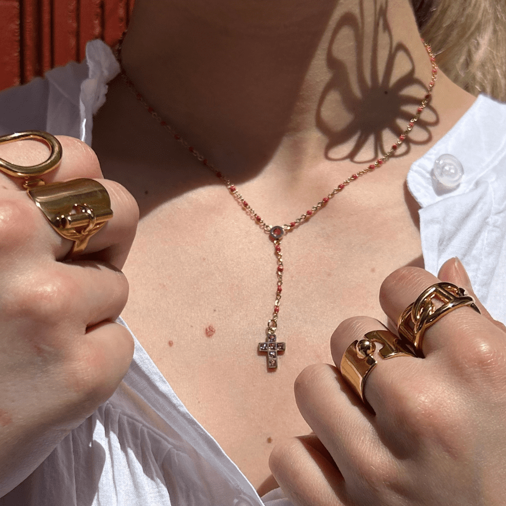 Collier Anartxy de couleur rose et blanc porté par une femme et vue de face