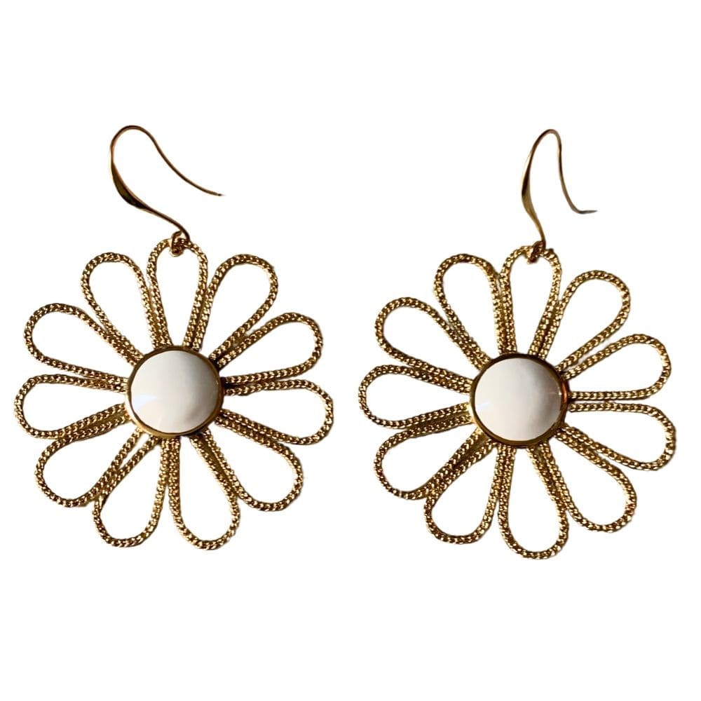 Boucles d'oreilles Franck Herval en forme de fleur de couleur doré vues avec un fond blanc