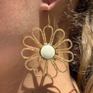 Boucles d'oreilles Franck Herval en forme de fleur de couleur doré vues avec un fond blanc