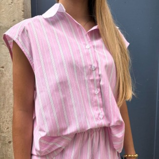 Chemise rayée rose sans manches vue de face et portée par une femme