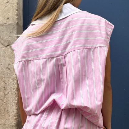 Chemise rayée rose sans manches vue de derrière et portée par une femme