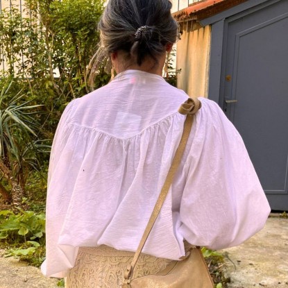 Blouse Marie île de Ré de couleur blanche vue de derrière et portée par une femme