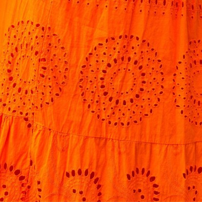 Jupe longue brodée de couleur orange vue de près avec ses détails