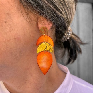 Boucles d'oreilles Franck Herval vues de près et de face et portées par une femme