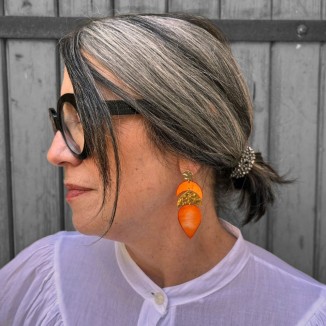 Boucles d'oreilles Franck Herval vues de profil et portées par une femme
