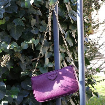 Sac Frederic T de couleur violet vue dans la nature en entier avec la bandoulière