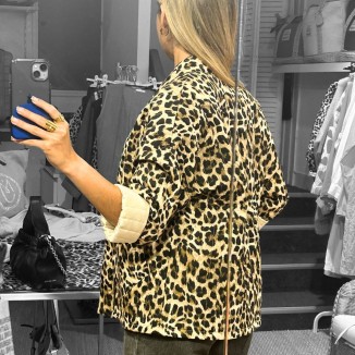 Veste kimono léopard vue de derrière dans un miroir et portée par une femme
