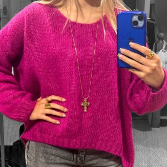 Pull oversize col rond Marie île de Ré de couleur rose fuchsia vue de face dans un miroir et porté par une fille