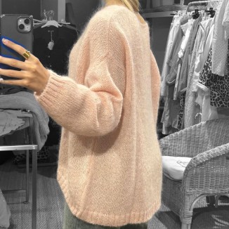 Pull oversize col rond Marie île de Ré de couleur rose fuchsia vue de face dans un miroir et porté par une fille