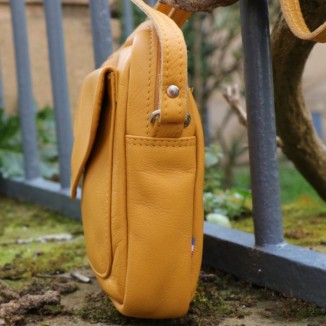 Mini sac bandoulière Frandi jaune vue de coté