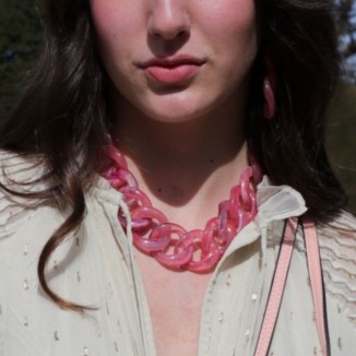 Collier Francine Bramli rose porté par une femme