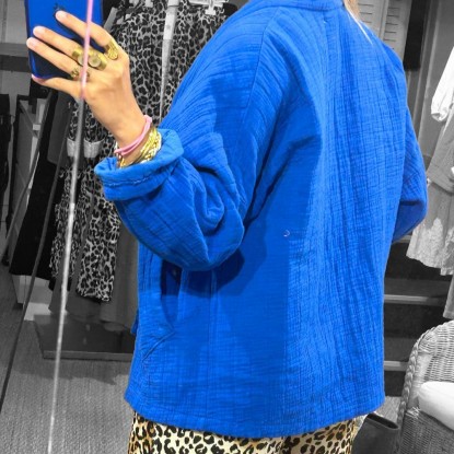Veste kimono Ophélie bleu électrique vue de derrière dans un miroir et portée par une femme