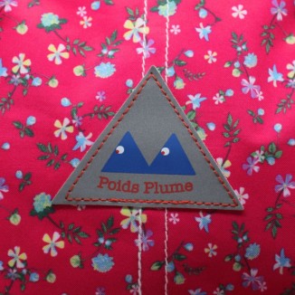 Sac à dos poids plume de couleur gris vue de face avec un fond blanc