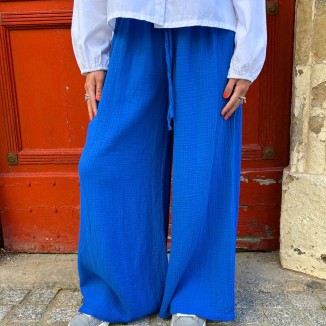 Pantalon en gaze de coton de couleur bleu électrique vue de face et porté par une femme