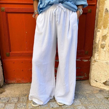 Pantalon en gaze de coton de couleur blanc vue de face et porté par une femme