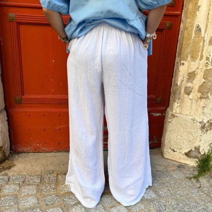 Pantalon en gaze de coton de couleur blanc vue de derrière et porté par une femme