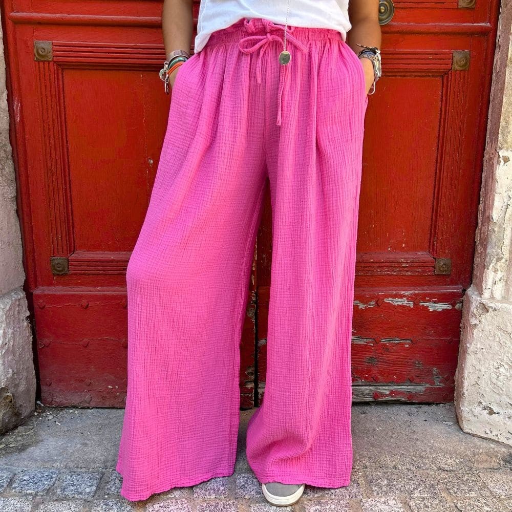 Pantalon en gaze de coton de couleur rose vue de face et porté par une femme