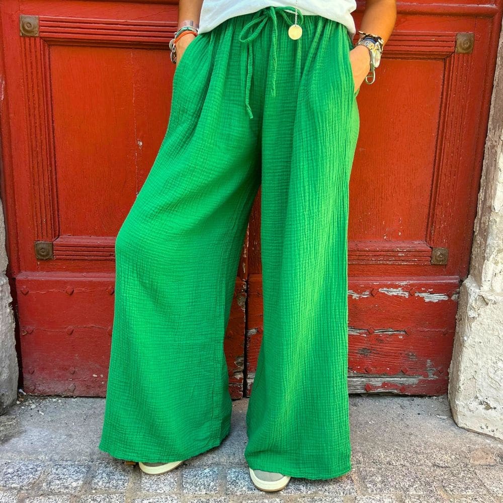 Pantalon en gaze de coton de couleur vert vue de face et porté par une femme