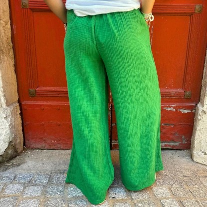 Pantalon en gaze de coton de couleur vert vue de derrière et porté par une femme