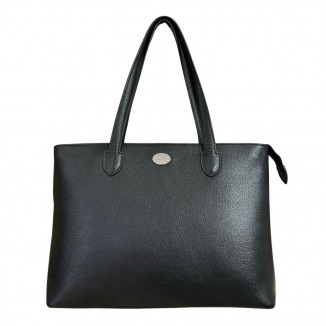 Sac Mac Douglas Liberta M de couleur noir vue de face avec un fond blanc