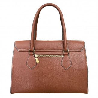 Sac Mac Douglas RAPHAEL-PROCIDA S de couleur camel vue de face avec un fond blanc