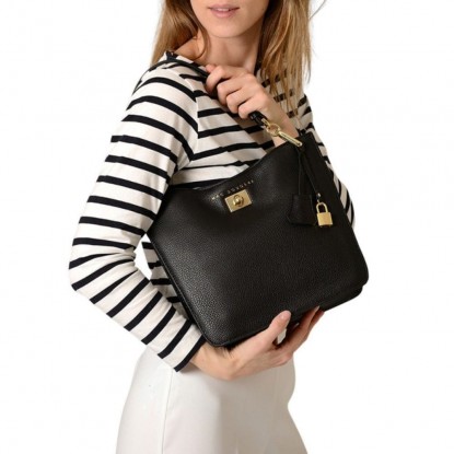 Sac Mac Douglas KENTUCKY-ROMY_XS_VG-01 de couleur noir vue de face et porté à l'épaule d'une femme