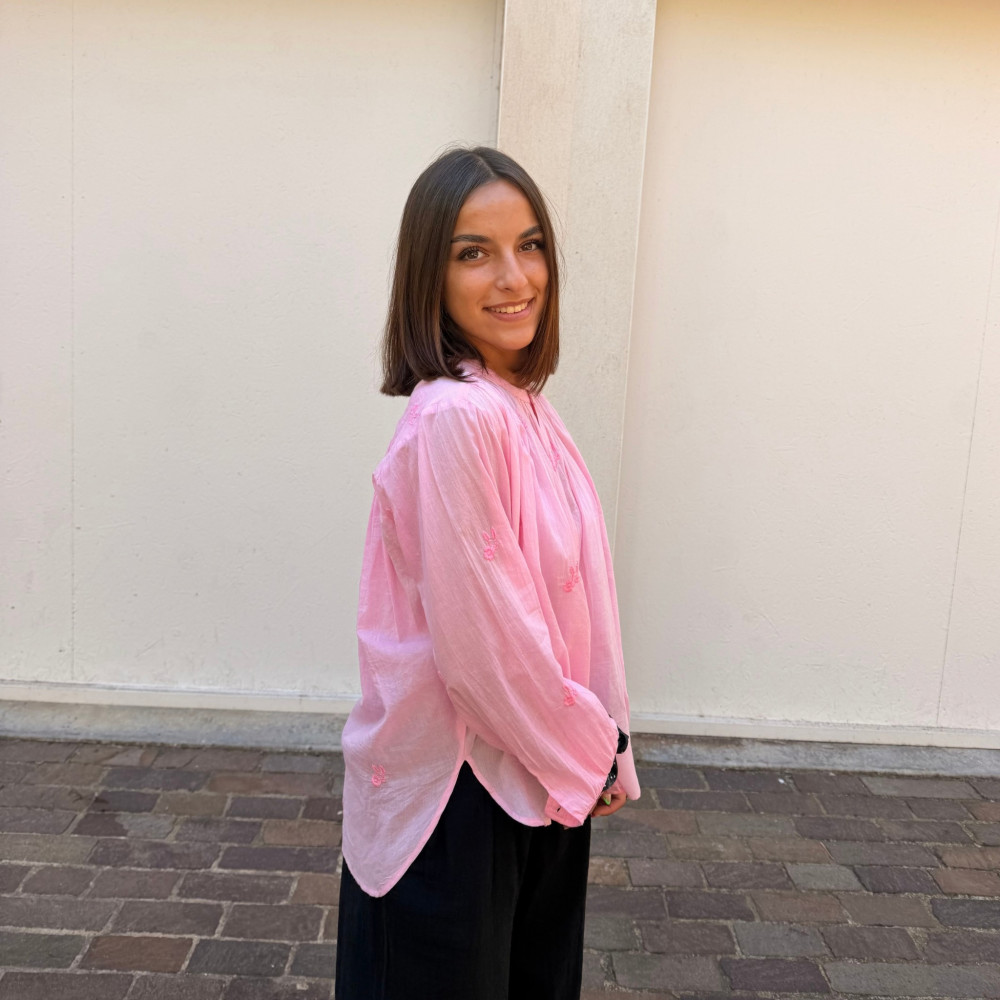 blouse rose brodée vu d'ensemble