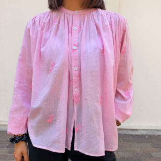 blouse rose brodée vu d'ensemble
