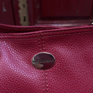 sac Mac Douglas rouge vu de prêt en mettant le logo en avant