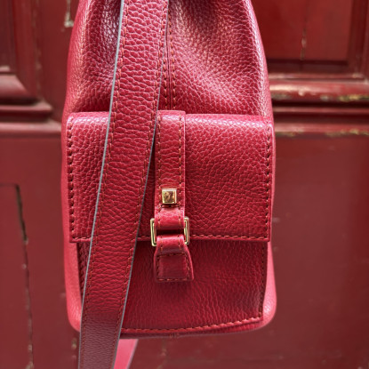 vu de la poche sur le cote droit du sac Mac douglas rouge