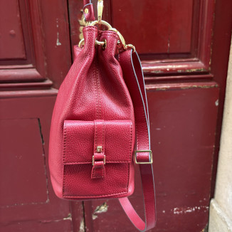 vu sur la poche de gauche du sac Mac douglas rouge