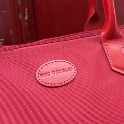 zoom sur le logo rouge Mac Douglas en cuir