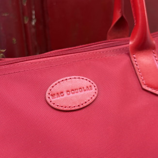 zoom sur le logo rouge Mac Douglas en cuir