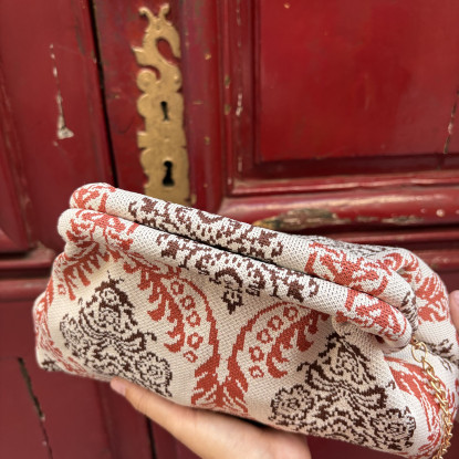 vue sur l'ouverture de la pochette en bouche