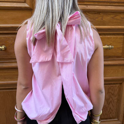 blouse vu de dos avec nœud dans le dos