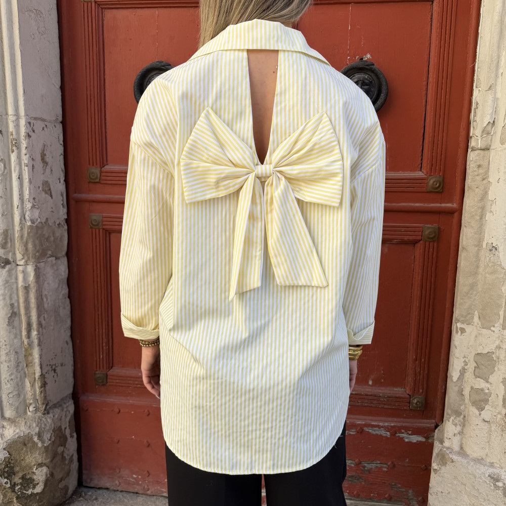 blouse vue de dos avec le noeud