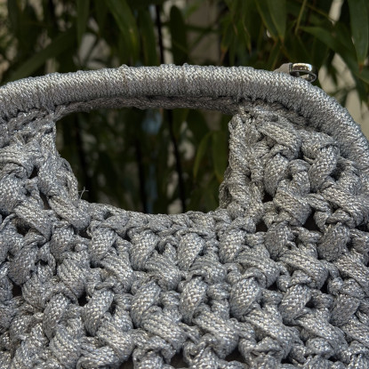 vu sur la poignet du sac